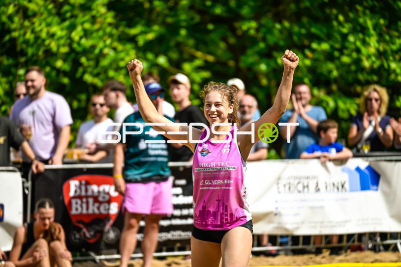 Spielerin (#97) jubelt beim Beach-Handball-Turnier