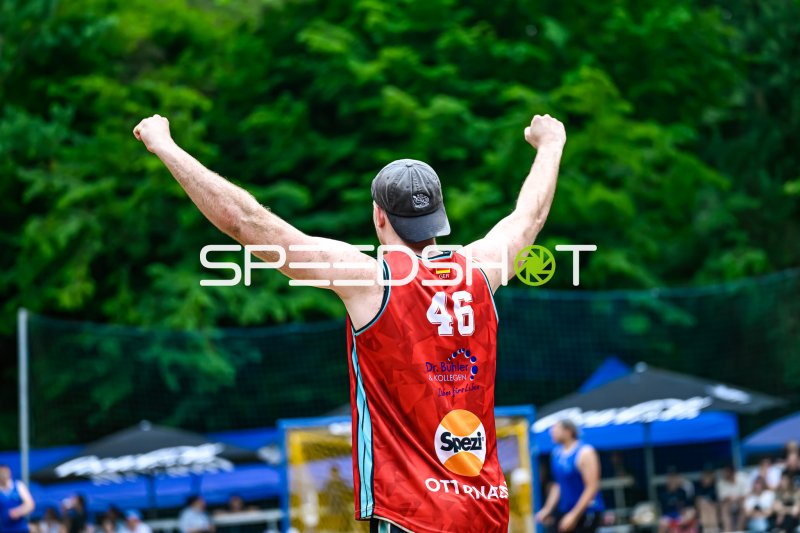 Spieler #46 jubelt beim Outdoor-Basketballturnier