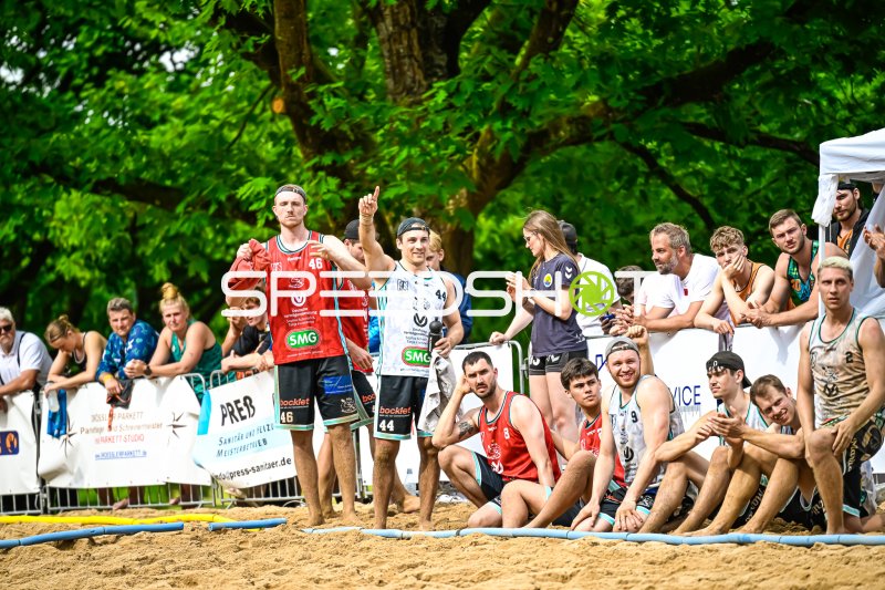 Spieler #46 und #44 beim Beach-Handball-Turnier im Jubel