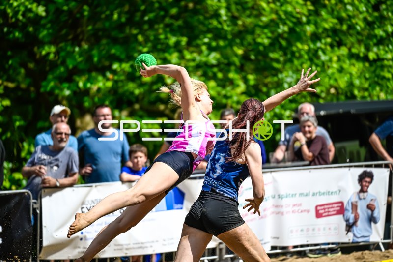 Wurfaktion beim Beach-Handball: Spielerin im Zweikampf