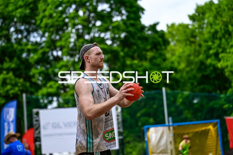 Spieler mit Handball beim Outdoor-Turnier