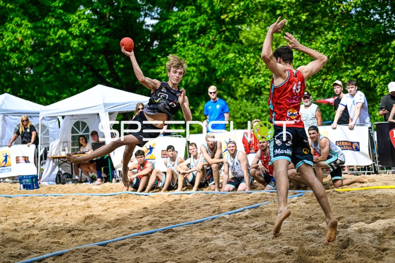Wurfaktion beim German Beach Open – Spieler fliegt durch die Luft