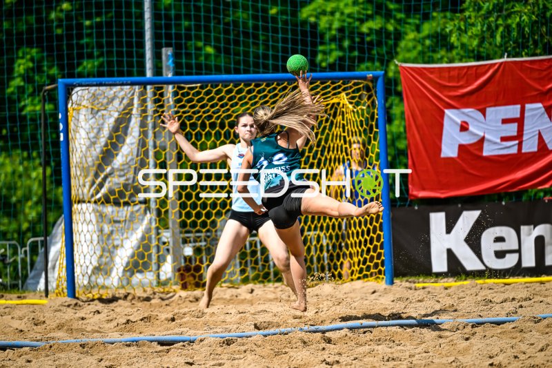 Wurfaktion beim Beach-Handball vor dem Tor