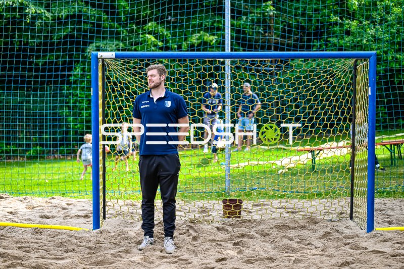 Handball-Veranstaltung im Freien: Mann vor Beach-Handballtor