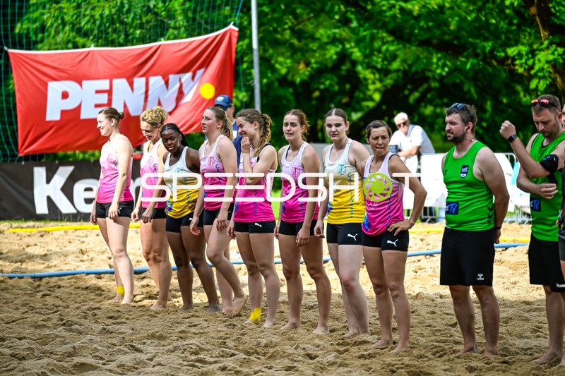 Frauenmannschaft beim Beach-Handball-Turnier mit Penny-Sponsoring