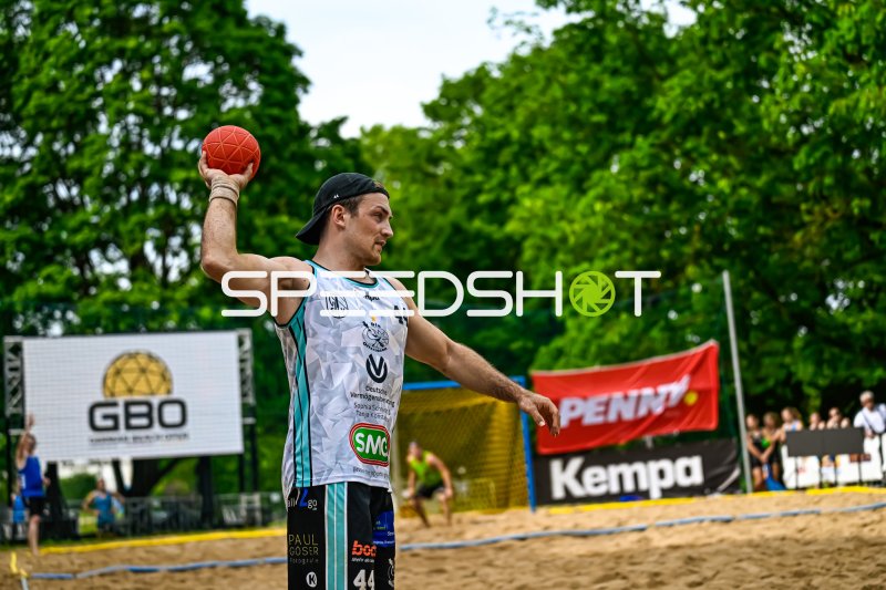 Spieler #44 (SV Offenburg) beim Wurf im Beach-Handball