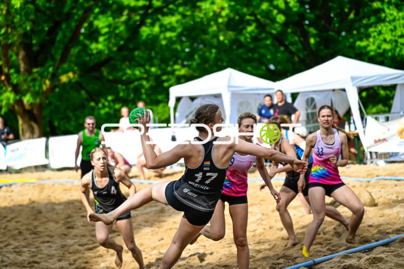 Spielerin (#17; NED) beim Wurfversuch im Beach-Handball