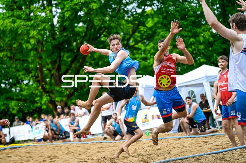 Wurfaktion beim Beach-Handball: Sprungwurf unter Bedrängnis