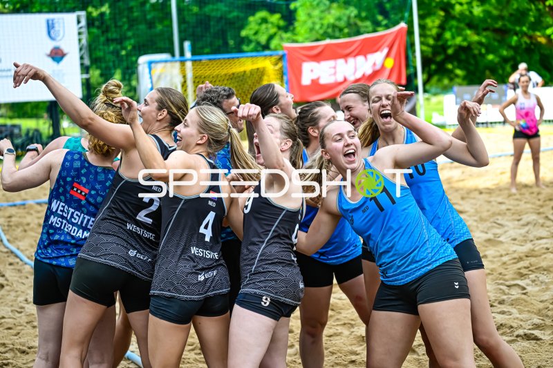Westsite Amsterdam und NED-Team jubeln gemeinsam nach Spielende