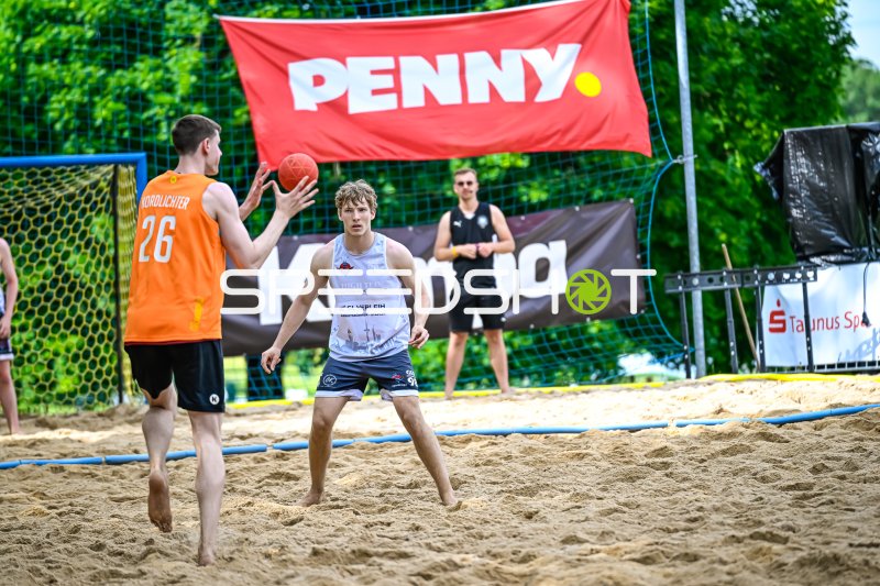 Zweikampf im Sand beim Beach-Handball-Turnier