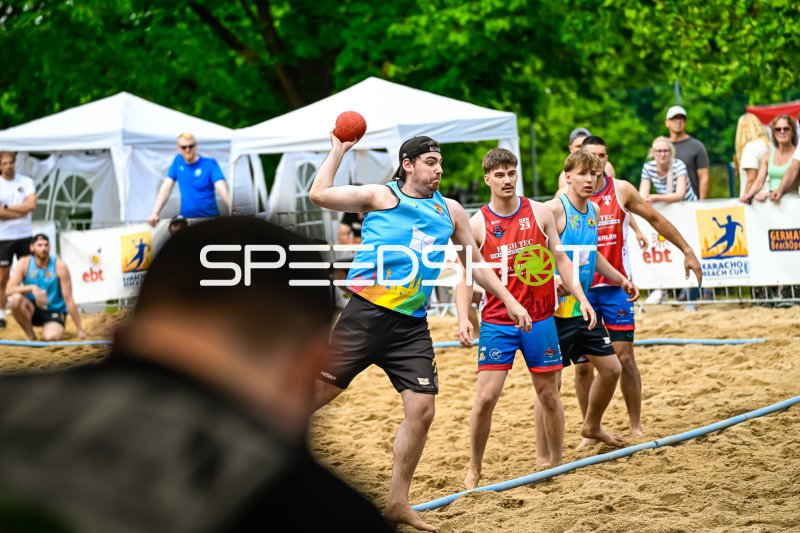Wurf beim Karacho Beach Cup – Beach-Handball-Action im Sand