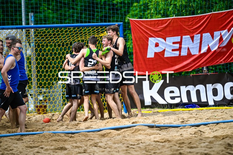 Jubel-Traube beim Beach-Handball vor dem Tor