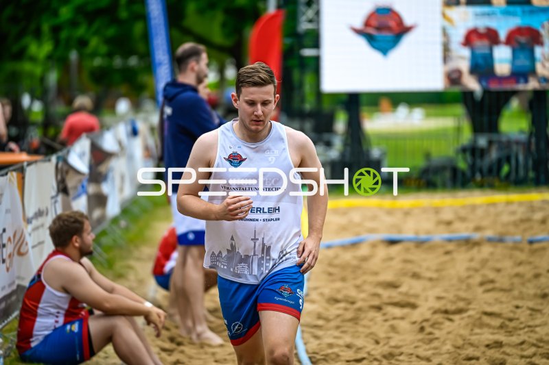 Spieler (#9; GER Gremlins) läuft über das Beachhandball-Feld