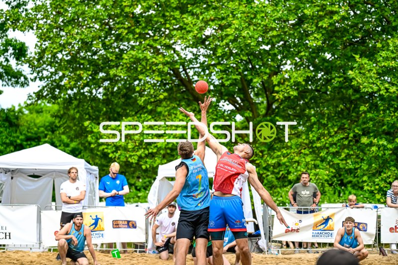 Zweikampf um den Ball beim German BeachOpen Karacho Beach Cup