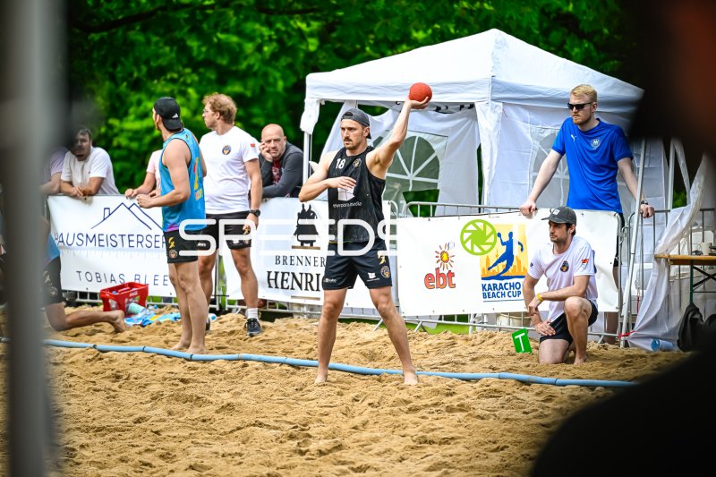 Spieler (#18) beim Wurf beim Karacho Beach Cup