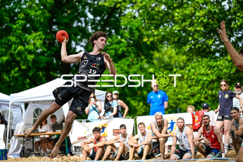 Spieler #19 beim Sprungwurf im Beach-Handball-Turnier