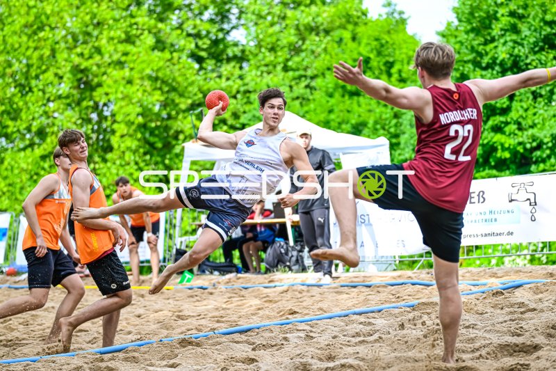 Spektakulärer Sprungwurf beim Beach-Handball-Turnier