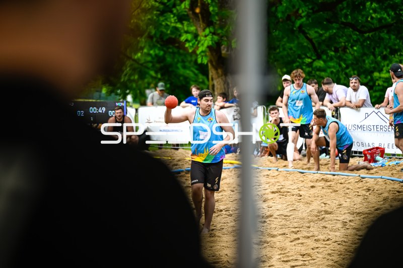 Spieler beim Wurf im Beach-Handball-Turnier