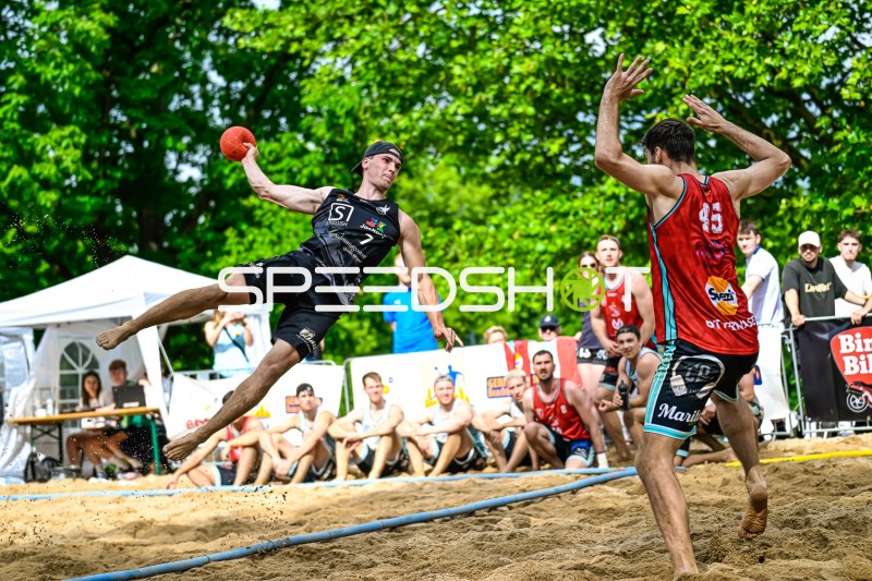 Spektakulärer Sprungwurf im Beach-Handball-Turnier