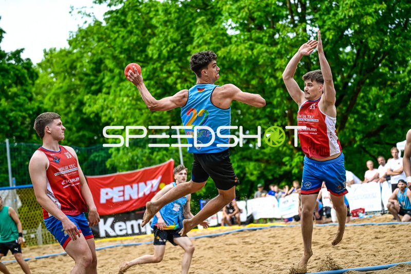 Krauth (#22) beim Sprungwurf im Beach-Handball-Match