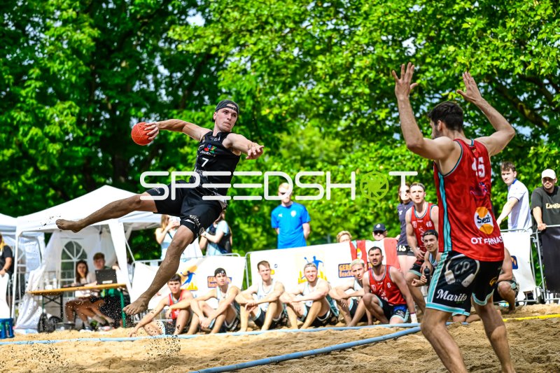 Spieler #7 im Sprungwurf beim Beach-Handball-Turnier