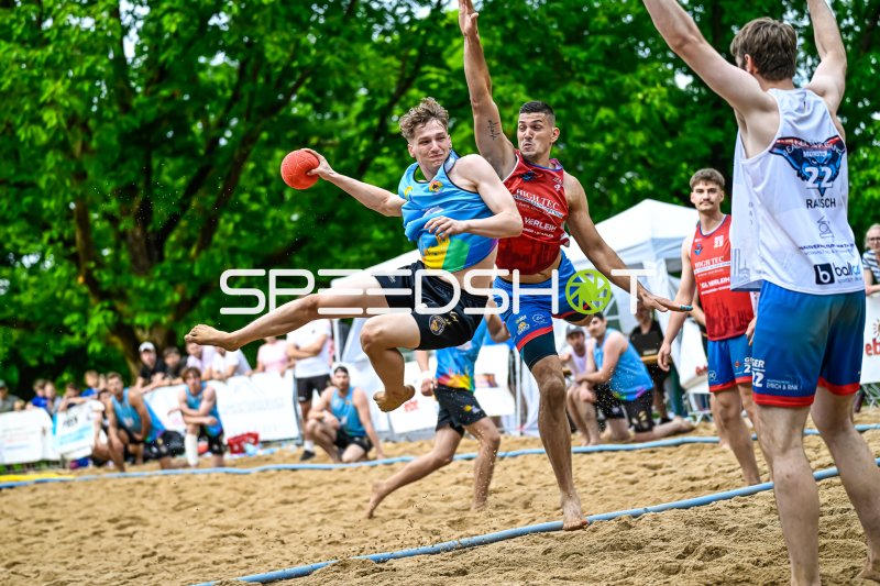 Wurfaktion im Zweikampf beim Beach-Handball-Turnier in Münster
