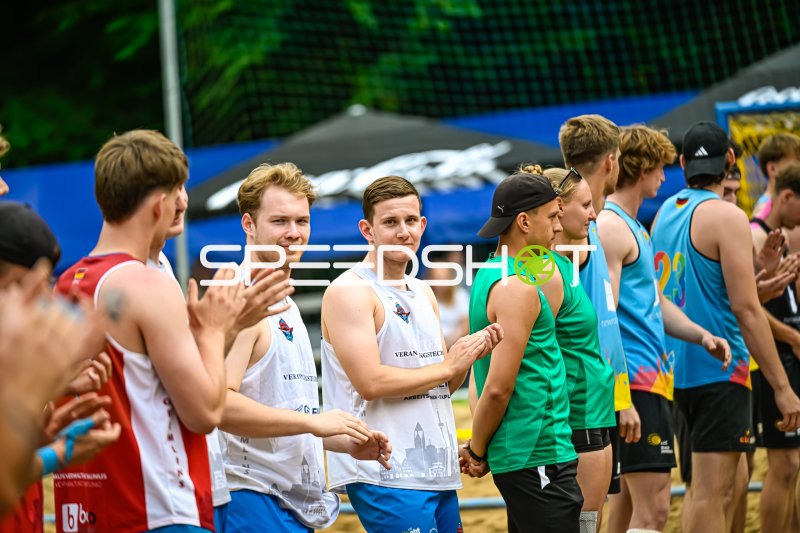 Handshake-Zeremonie beim Beach-Handball-Turnier