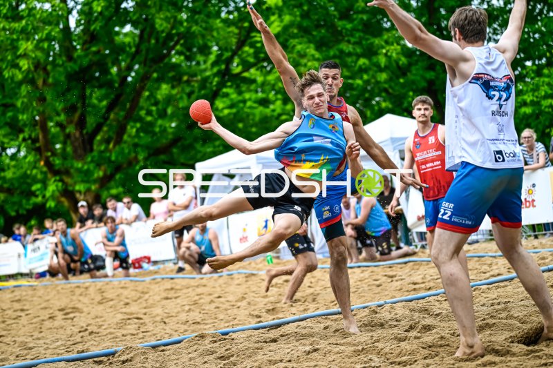Spektakulärer Wurf im Sand beim Beach-Handball-Turnier