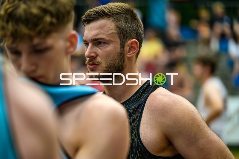 Sportler im schwarzen Trikot konzentriert bei Sportveranstaltung