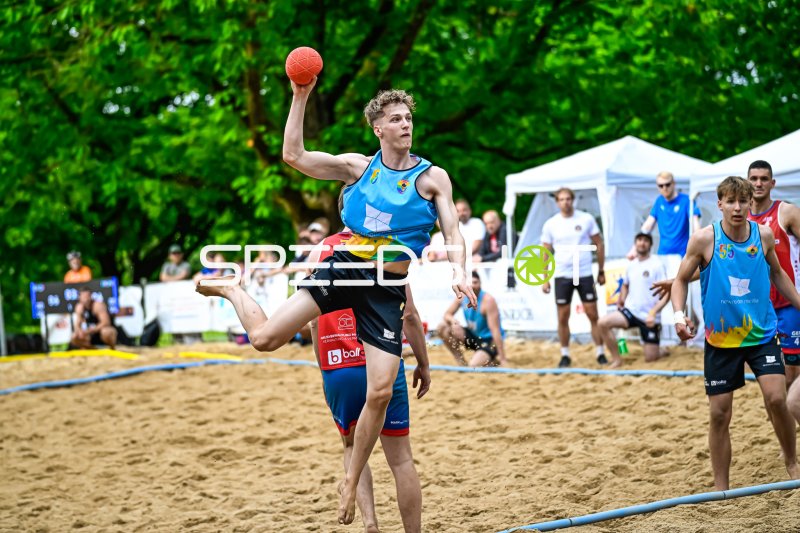 Wurfaktion im Beach-Handball auf Sandplatz