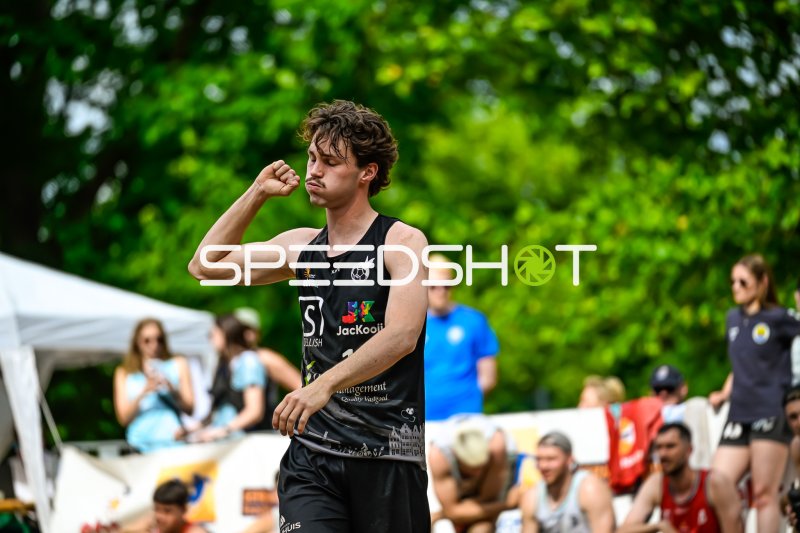 Spieler im schwarzen Trikot bejubelt Aktion bei Outdoor-Handballturnier