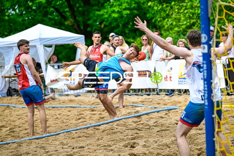 Spektakulärer Fallwurf beim German Beach Open Beachhandball-Turnier