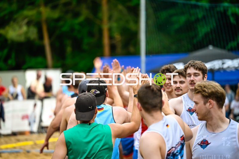 Spieler begrüßen sich mit High-Fives nach dem Spiel