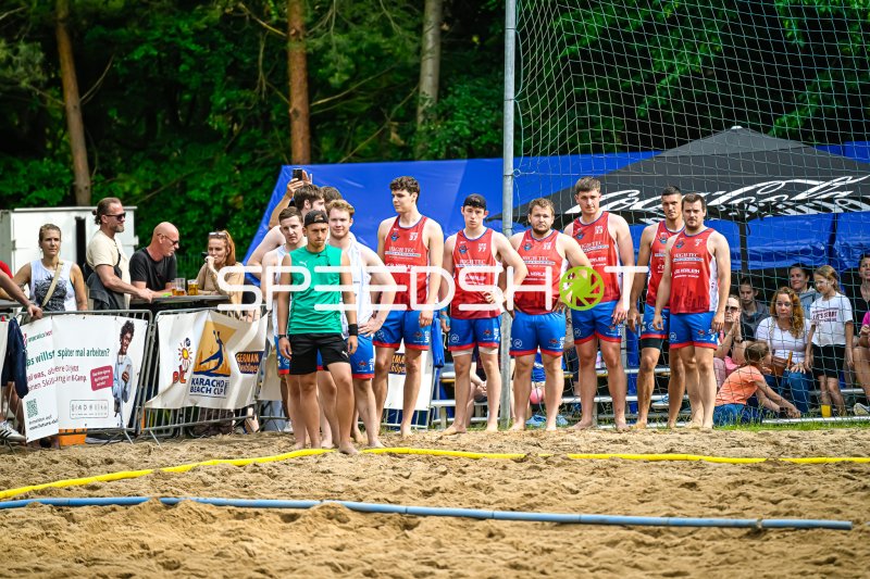 Beachhandball-Team beim Karacho Beach Cup in der Abwehrmauer