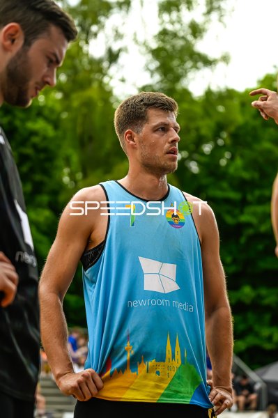 Spieler #7 im Regenbogen-Trikot bei Outdoor-Basketballturnier