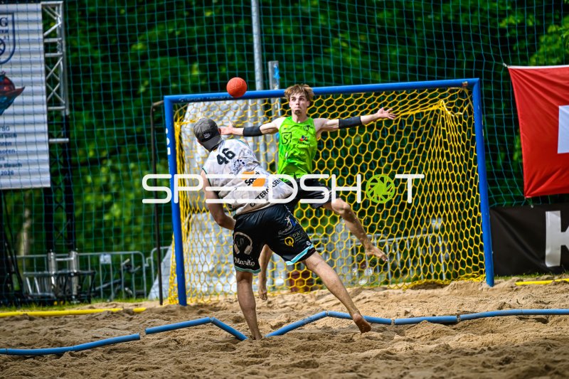 Spieler #46 beim Torwurf gegen Torwart im Beach-Handball-Match