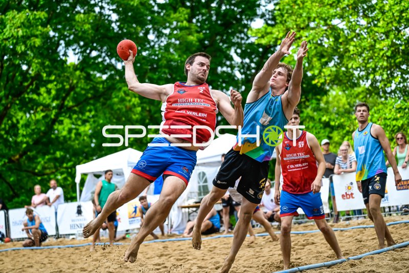 Spieler (#2; GER) beim Wurfversuch im Beach-Handball-Turnier
