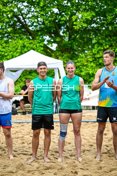 Spieler beim Beach-Handball-Turnier im Sand