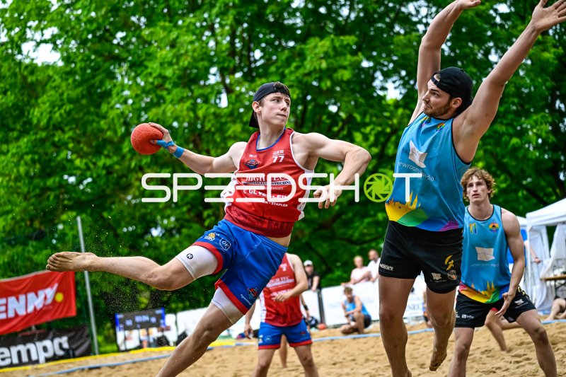 Spieler (#77; GER) beim Wurfversuch im Beach-Handball