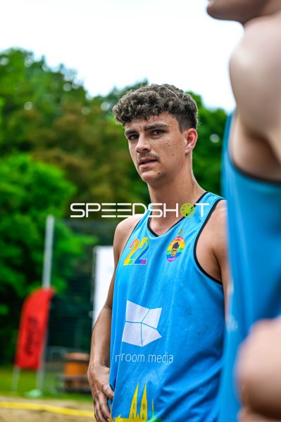 Spieler #22 im blauen Trikot bei Beachhandball-Veranstaltung
