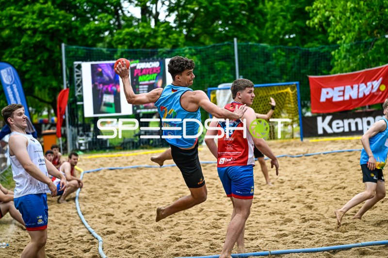 Sprungwurf im Beach-Handball: Angreifer im Duell mit Kausch (#33)