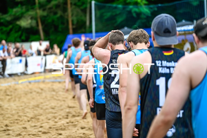 Spieler von 12 Monkeys Köln beim Beach-Volleyball-Turnier