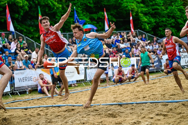 Spektakulärer Wurf im Zweikampf beim Beach-Handball-Turnier