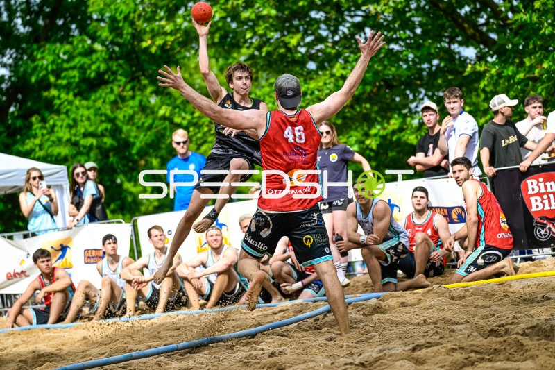 Spektakulärer Wurf beim German Beach Handball Turnier
