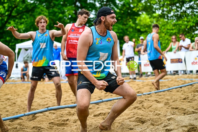 Jubelnder Spieler (#23) beim Beach-Handball-Turnier