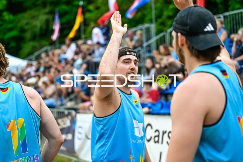 Spieler beim High-Five-Jubel bei Outdoor-Sportveranstaltung