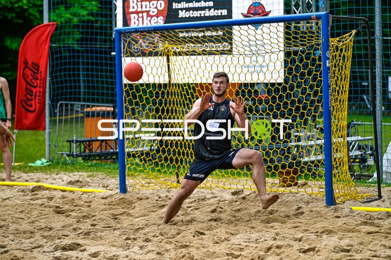 Torwart pariert beim Beach-Handball auf Sandplatz