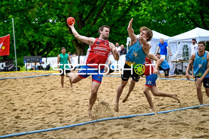 Spieler (#2; GER) beim Wurfversuch im Beach-Handball