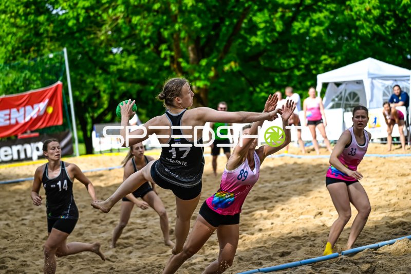 Niederlande #17 beim Wurfversuch im Beach-Handball-Match