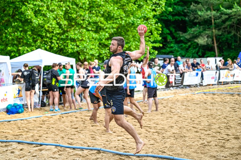 Spieler der Monkeys Köln beim Wurf im Beachhandball